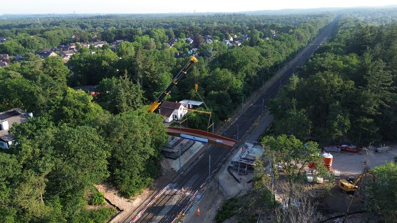Plaatsing brug over de Maaslijn bij Molenhoek.